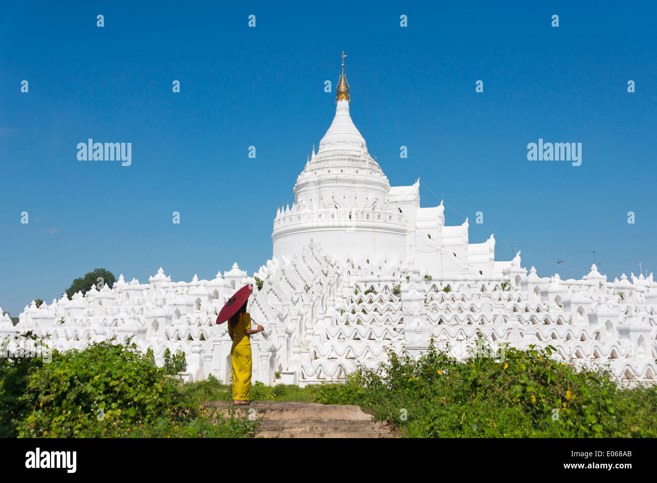 Ragazza con ombrello a Pagoda Hsinbyume, Mingun, Myanmar Foto Stock