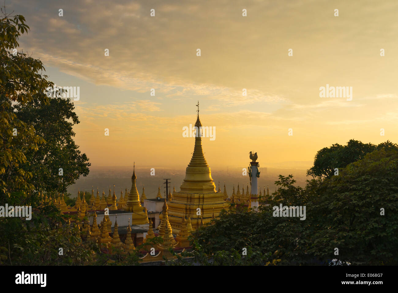 Sutaungpyei Pagoda in Mandalay Hill e panoramica della città al tramonto, Mandalay Myanmar Foto Stock