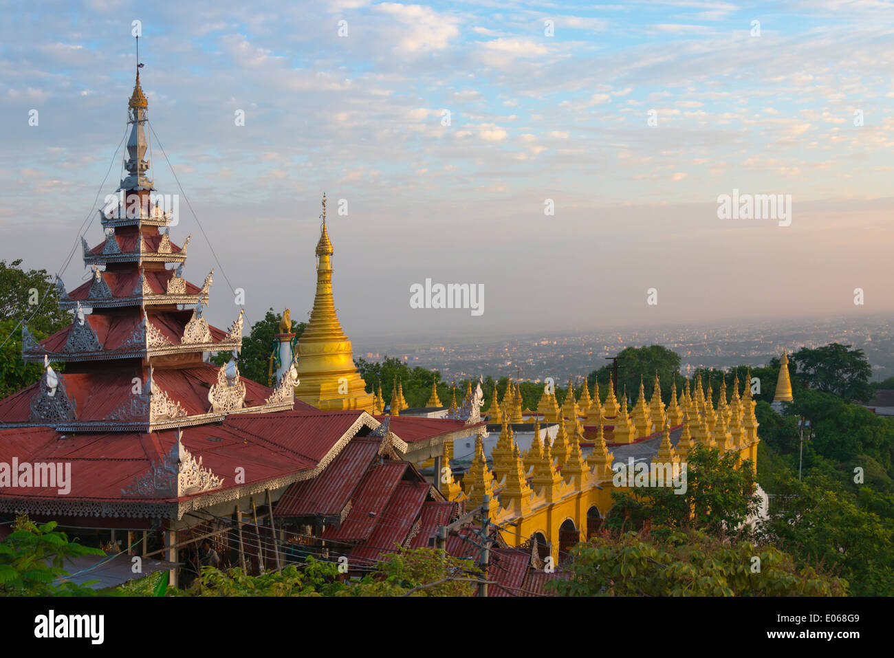 Sutaungpyei Pagoda in Mandalay Hill e panoramica della città al tramonto, Mandalay Myanmar Foto Stock