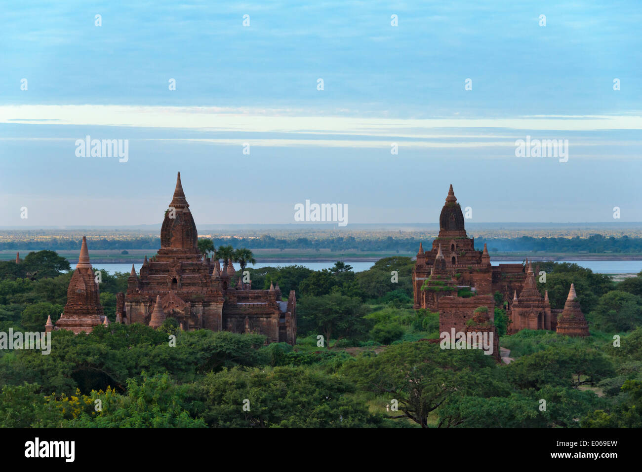 Antichi templi e pagode nella giungla dal fiume Irrawaddy al tramonto, Bagan, Myanmar Foto Stock