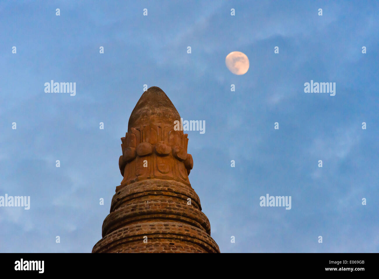 Antichi templi e pagode al tramonto, Bagan, Myanmar Foto Stock