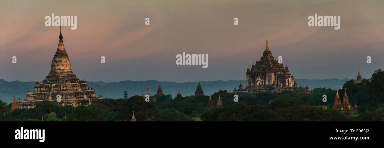 Antichi templi e pagode dal fiume Irrawaddy all'alba, Bagan, Myanmar Foto Stock