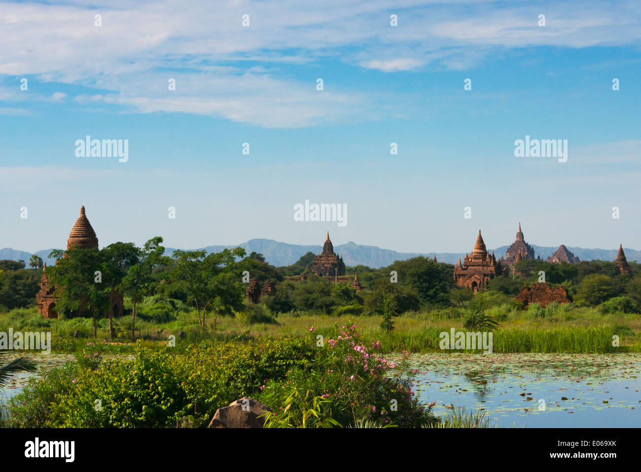 Antichi templi e pagode con stagno, Bagan, Myanmar Foto Stock