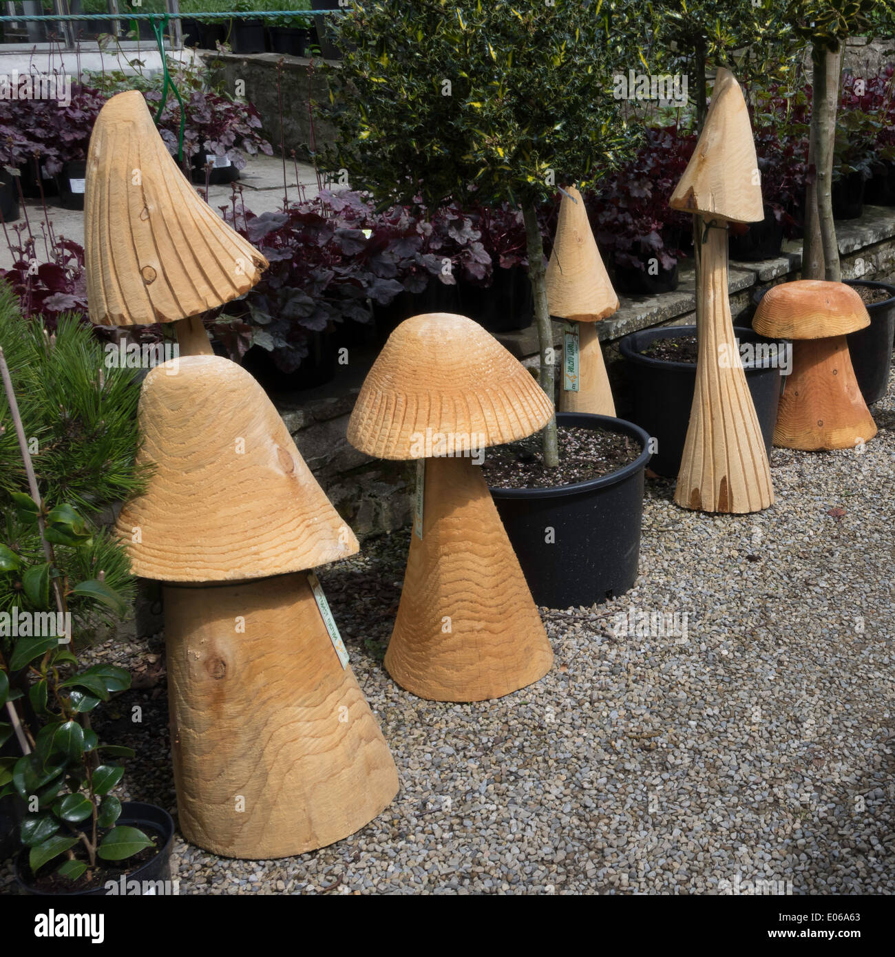 Grandi funghi in legno Ornamenti alla moda in un garden center Foto Stock