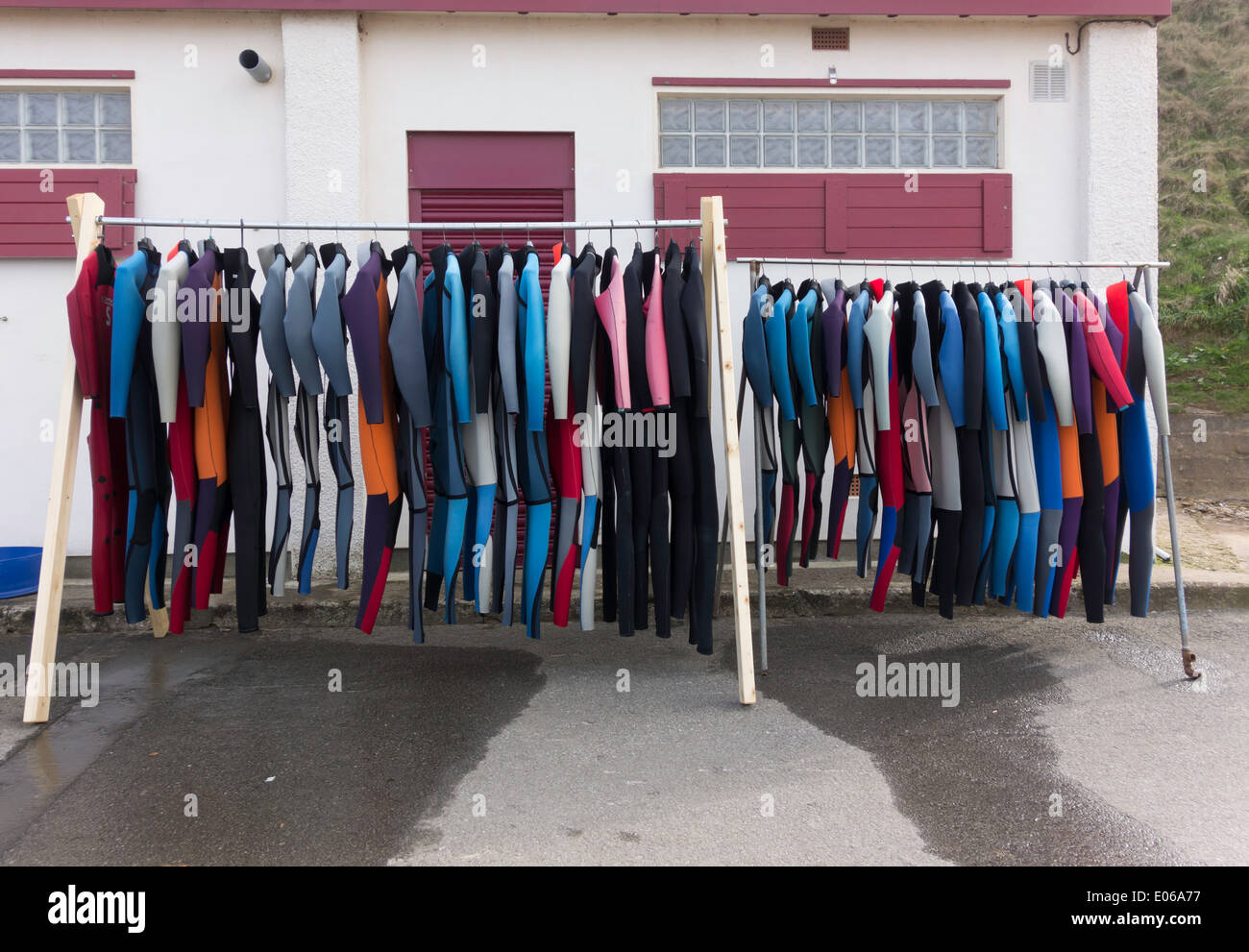 Saltburn Scuola di Surf sulla spianata mute appendere fuori ad asciugare Foto Stock