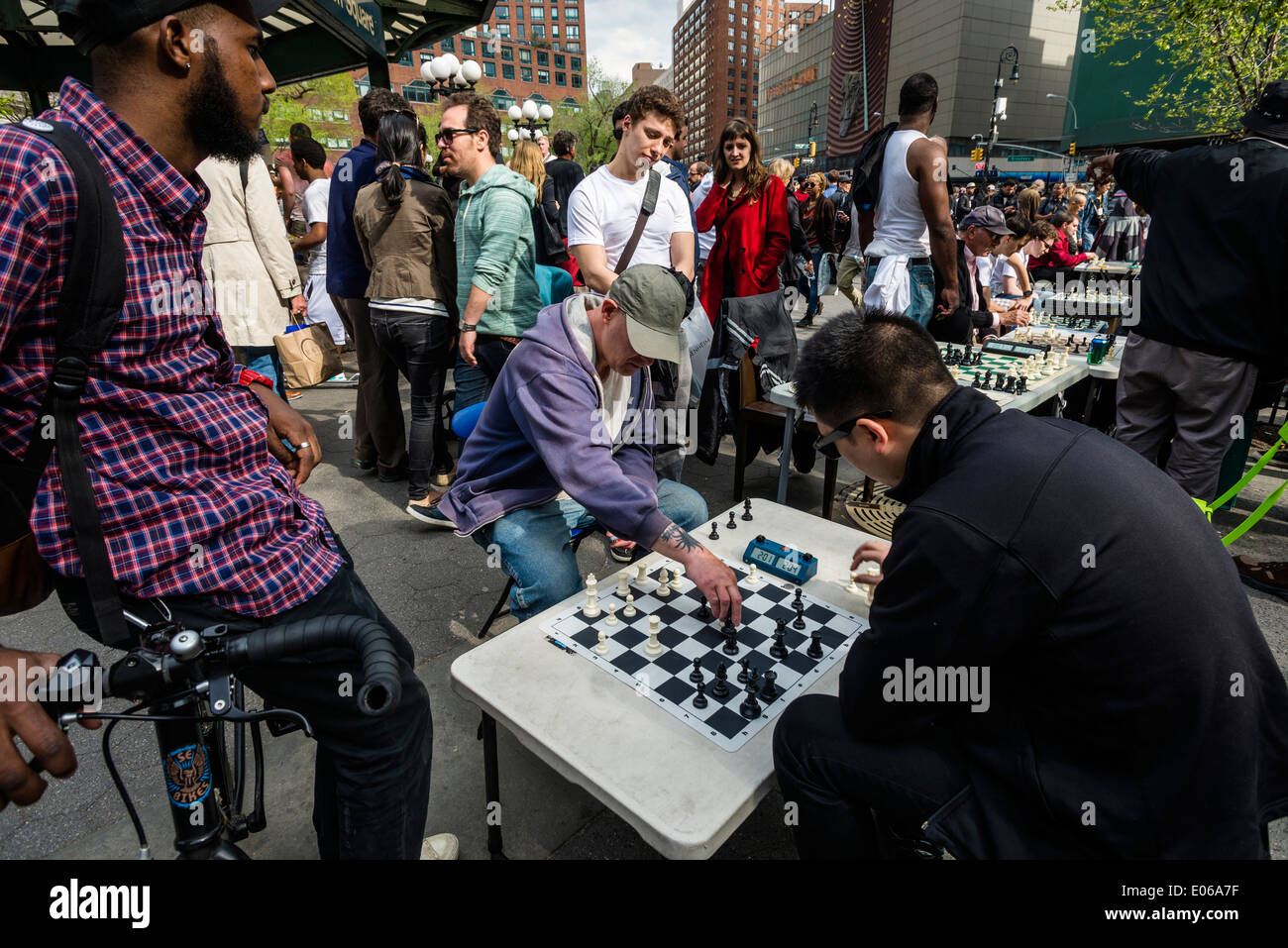 New York, NY - gli uomini che giocano a scacchi in Union Square Park Foto Stock