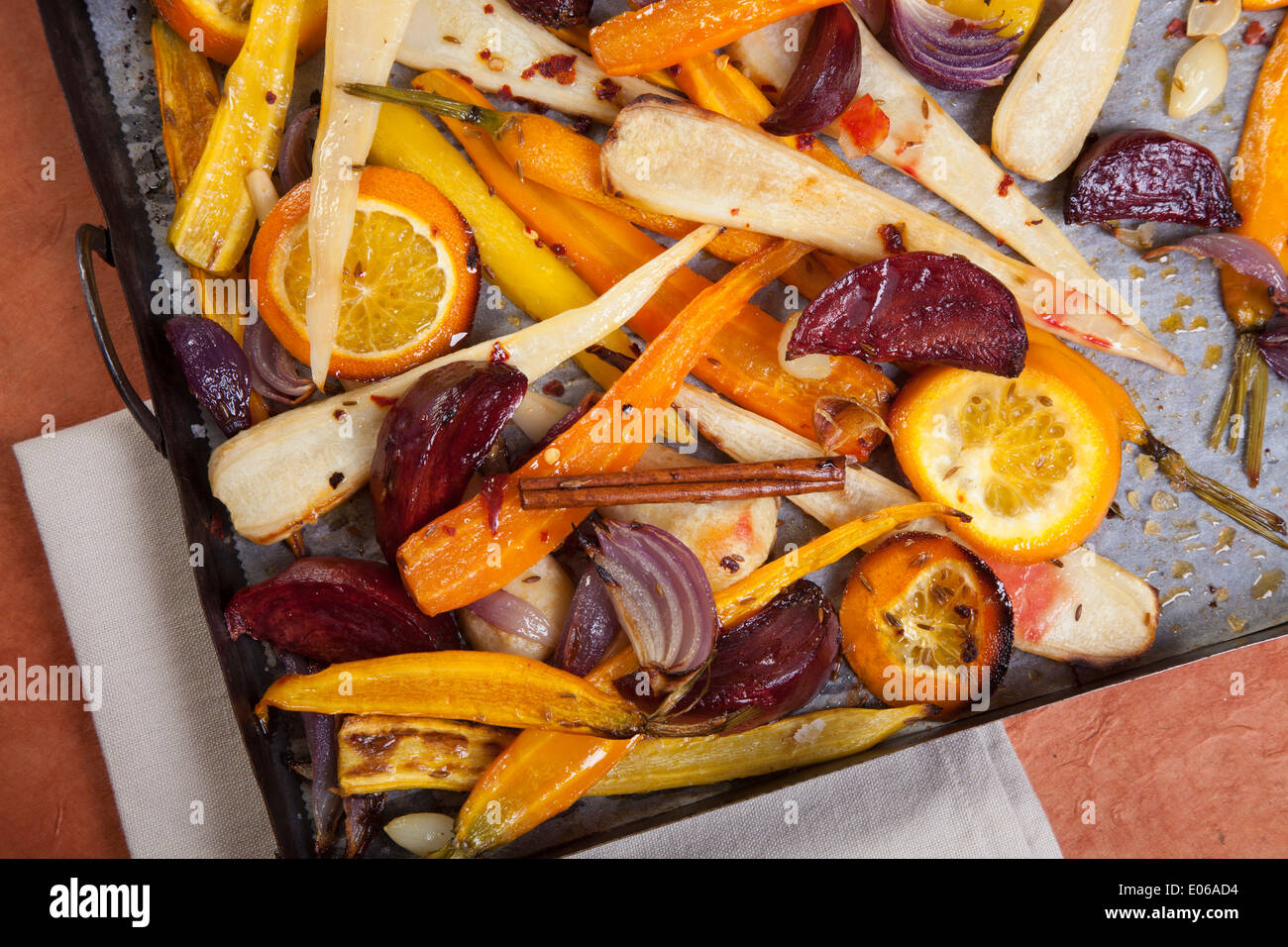 Ortaggi a radice cotta al forno con olio d'oliva e spezie ed erbe Foto Stock