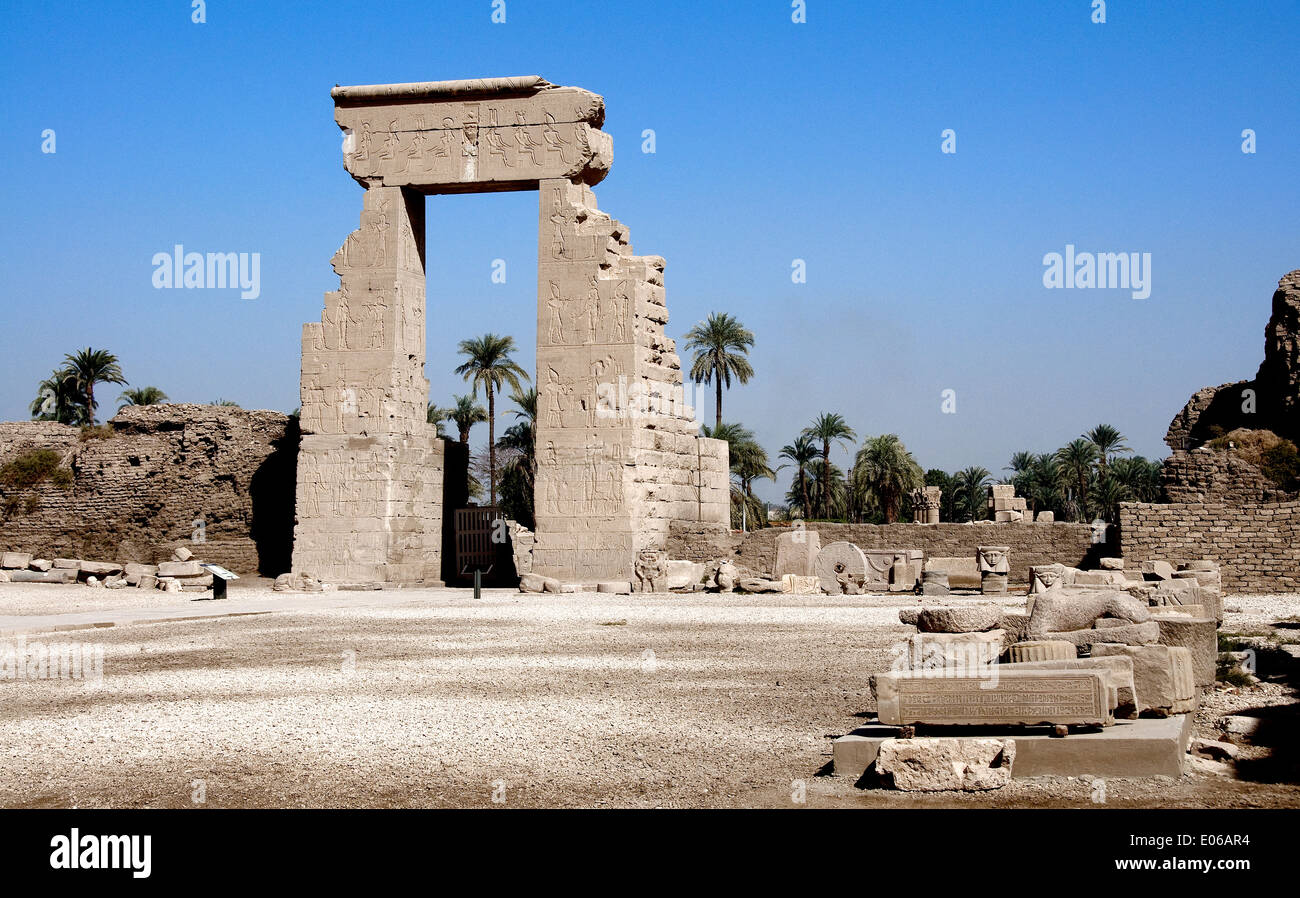 L'Egitto,Dendera,tempio tolemaico della dea Hathor.L'ingresso al Complesso del tempio. Foto Stock