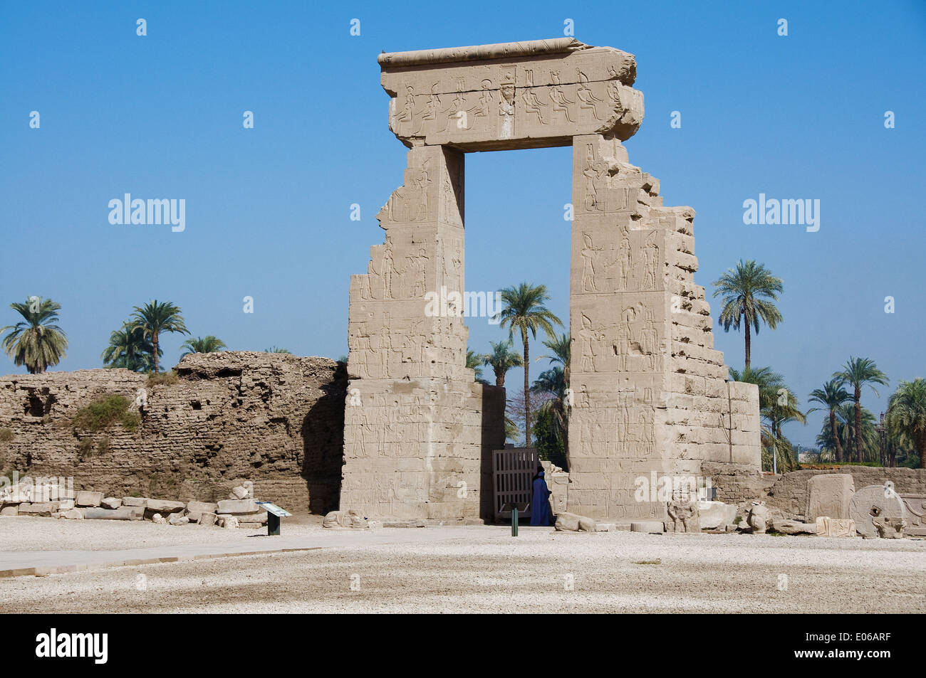 L'Egitto,Dendera,tempio tolemaico della dea Hathor.entrata del complesso. Foto Stock