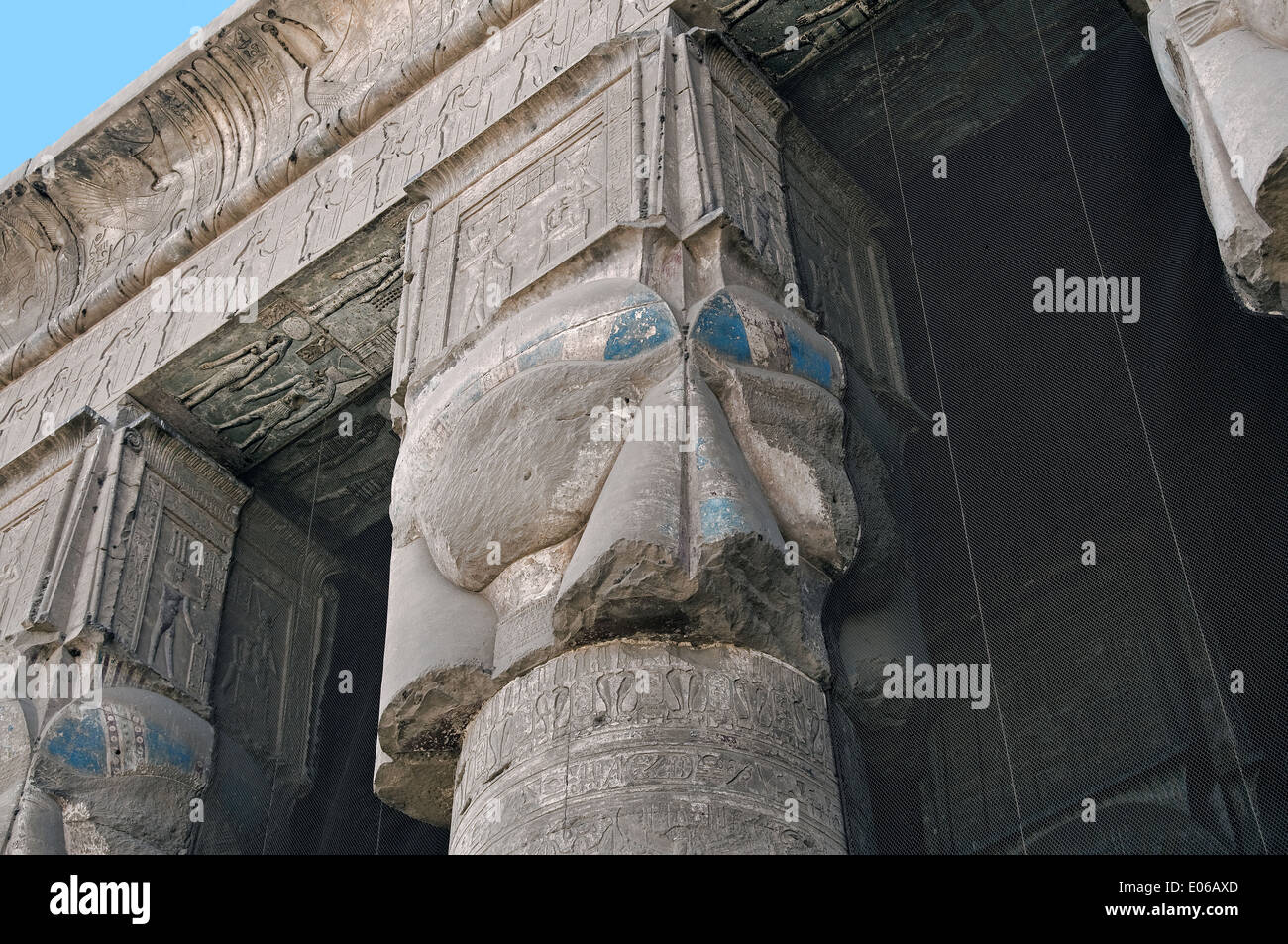 L'Egitto,Dendera,tempio tolemaico della dea Hathor.Un capitale Hathoric. Foto Stock