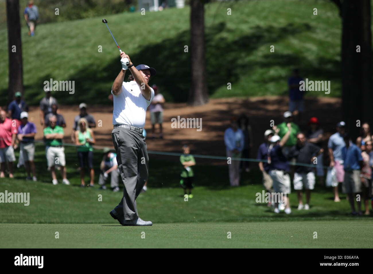 Charlotte, North Carolina, Stati Uniti d'America. Il 3 maggio, 2014. PHIL MICKELSON colpisce il suo secondo colpo dal decimo sabato nel terzo round del Wells Fargo Championship presso la Cava di quaglia Country Club. Credito: Matt Roberts/ZUMA filo/ZUMAPRESS.com/Alamy Live News Foto Stock