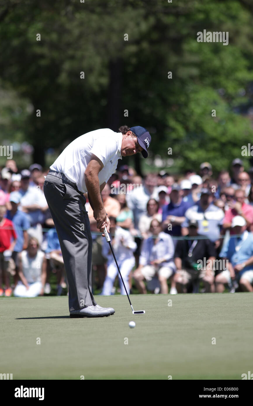 Charlotte, North Carolina, Stati Uniti d'America. Il 3 maggio, 2014. PHIL MICKELSON manca un putt sul decimo sabato nel terzo round del Wells Fargo Championship presso la Cava di quaglia Country Club. Credito: Matt Roberts/ZUMA filo/ZUMAPRESS.com/Alamy Live News Foto Stock