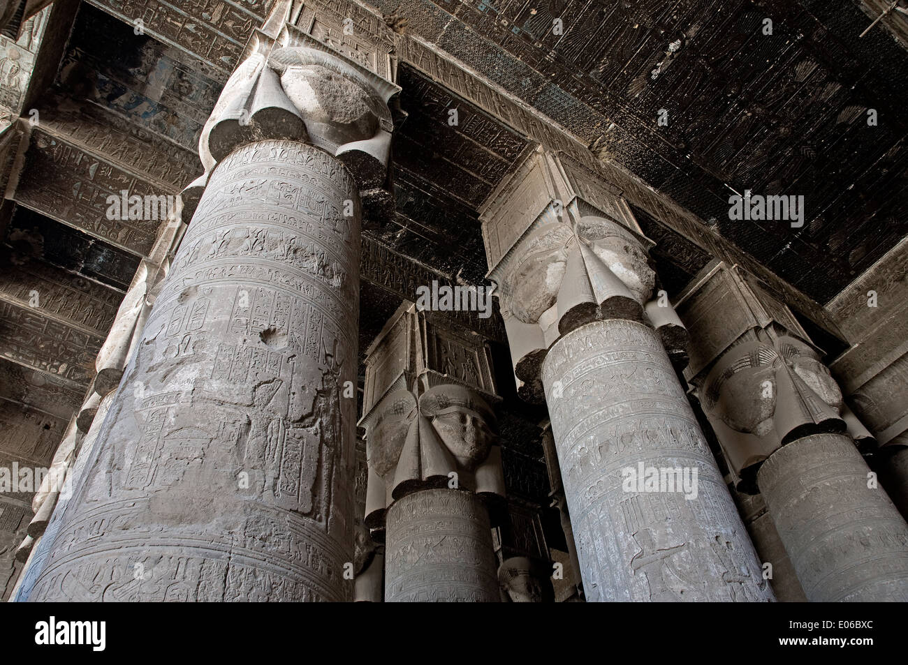 L'Egitto,Dendera,tempio tolemaico della dea Hathor. Vista del soffitto e le colonne in hypostyle hall Foto Stock