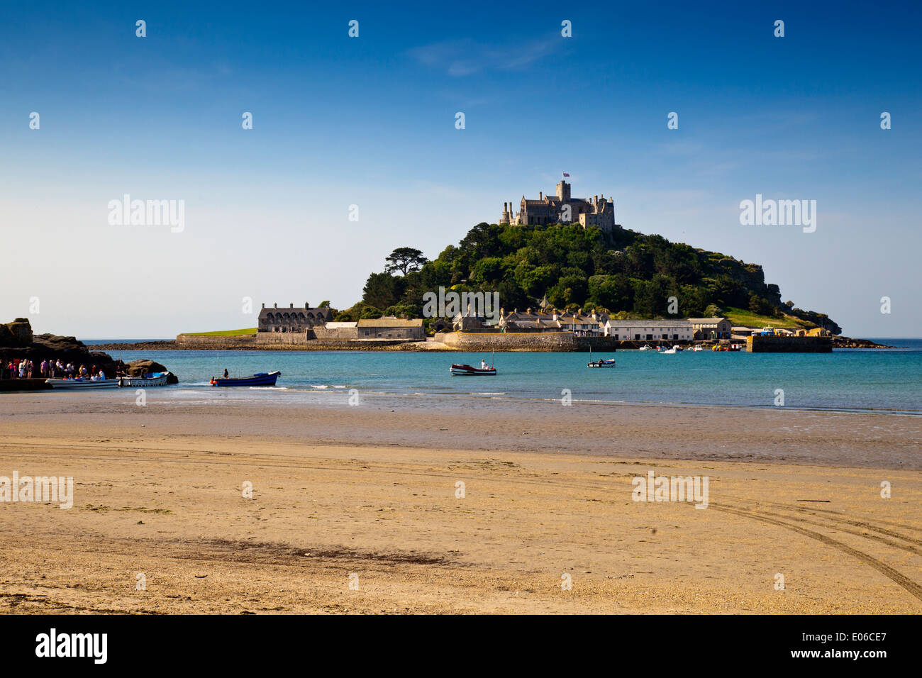 La flottiglia di barche tenendo i visitatori di St Michael's Mount, Cornwall, Regno Unito Foto Stock