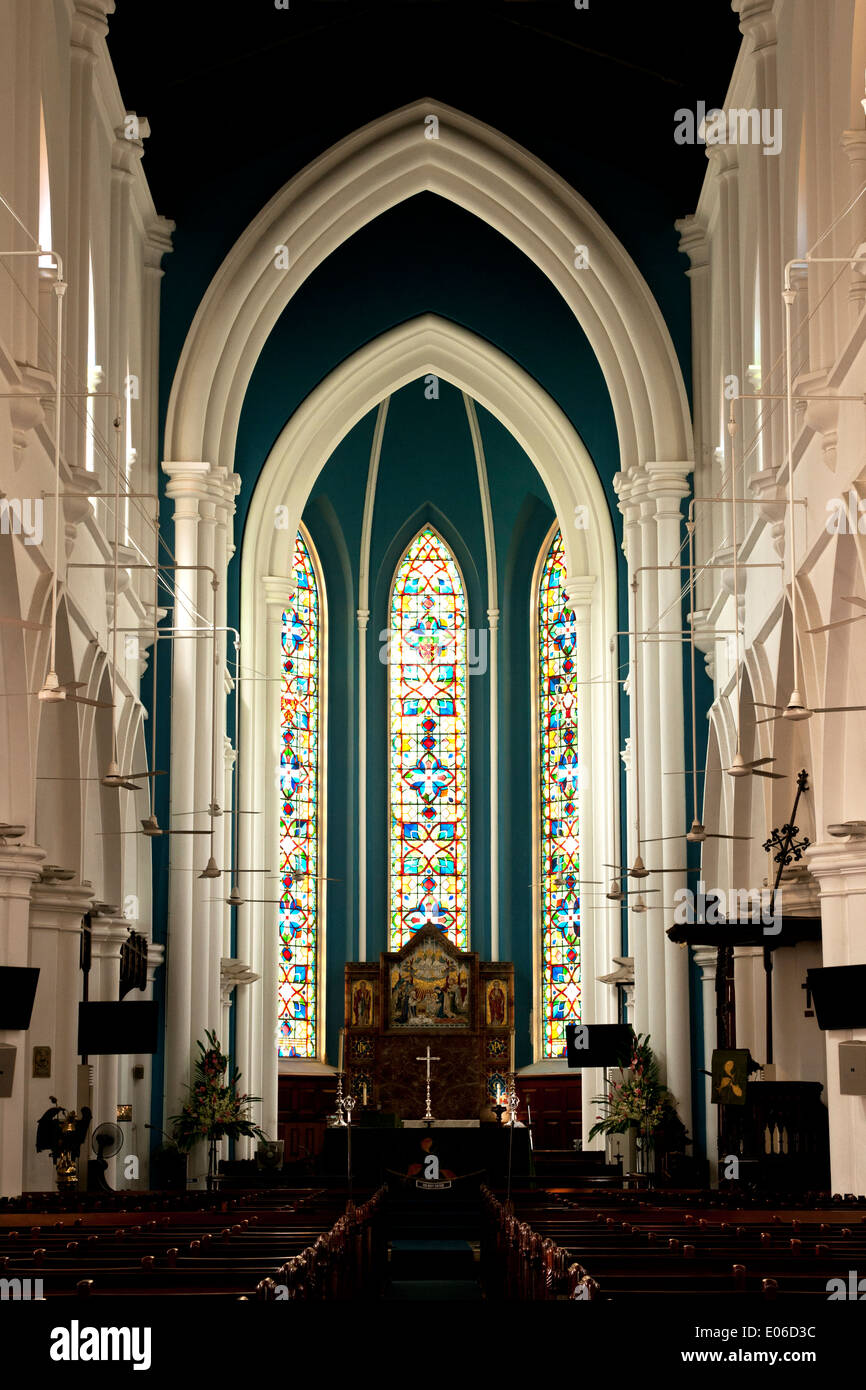 Le finestre di vetro macchiate nella navata centrale di la cattedrale di Sant'Andrea, la chiesa Anglicana in North Bridge Road, Singapore Foto Stock