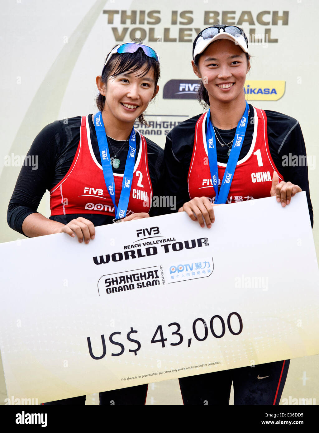 Shanghai, Cina. Il 4 maggio, 2014. Silver medalists della Cina di Wang ventola (R) e Yue Yuan pongono sul podio dopo la finale donne a 2014 FIVB Beach Volleyball World Tour Shanghai PPTV Grand Slam a Shanghai in Cina orientale, 4 maggio 2014. Credito: Jiang Kehong/Xinhua/Alamy Live News Foto Stock