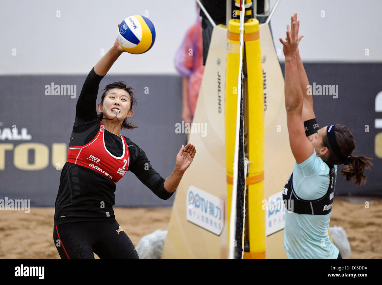 Shanghai, Cina. Il 4 maggio, 2014. Della Cina di Yue Yuan (L) i picchi la sfera durante la finale donne a 2014 FIVB Beach Volleyball World Tour Shanghai PPTV Grand Slam a Shanghai in Cina orientale, 4 maggio 2014. La Germania ha vinto 2-1. Credito: Jiang Kehong/Xinhua/Alamy Live News Foto Stock