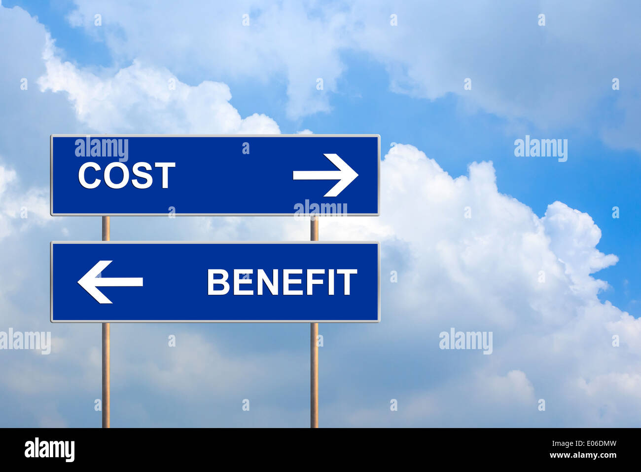 Costi e benefici sul cartello blu con il blu del cielo Foto Stock