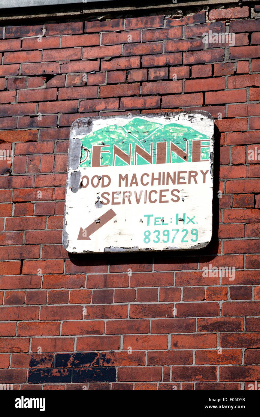 Vecchi e logori segno per Pennine Food Machinery Services, Sowerby Bridge, West Yorkshire Foto Stock