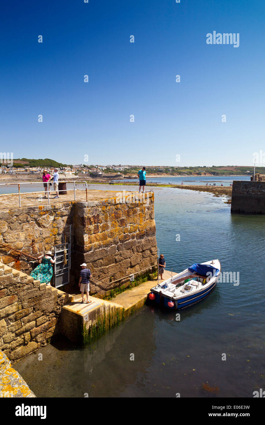 I visitatori di salire a bordo di una barca in porto per un viaggio intorno a St Michael's Mount, Cornwall, Regno Unito Foto Stock