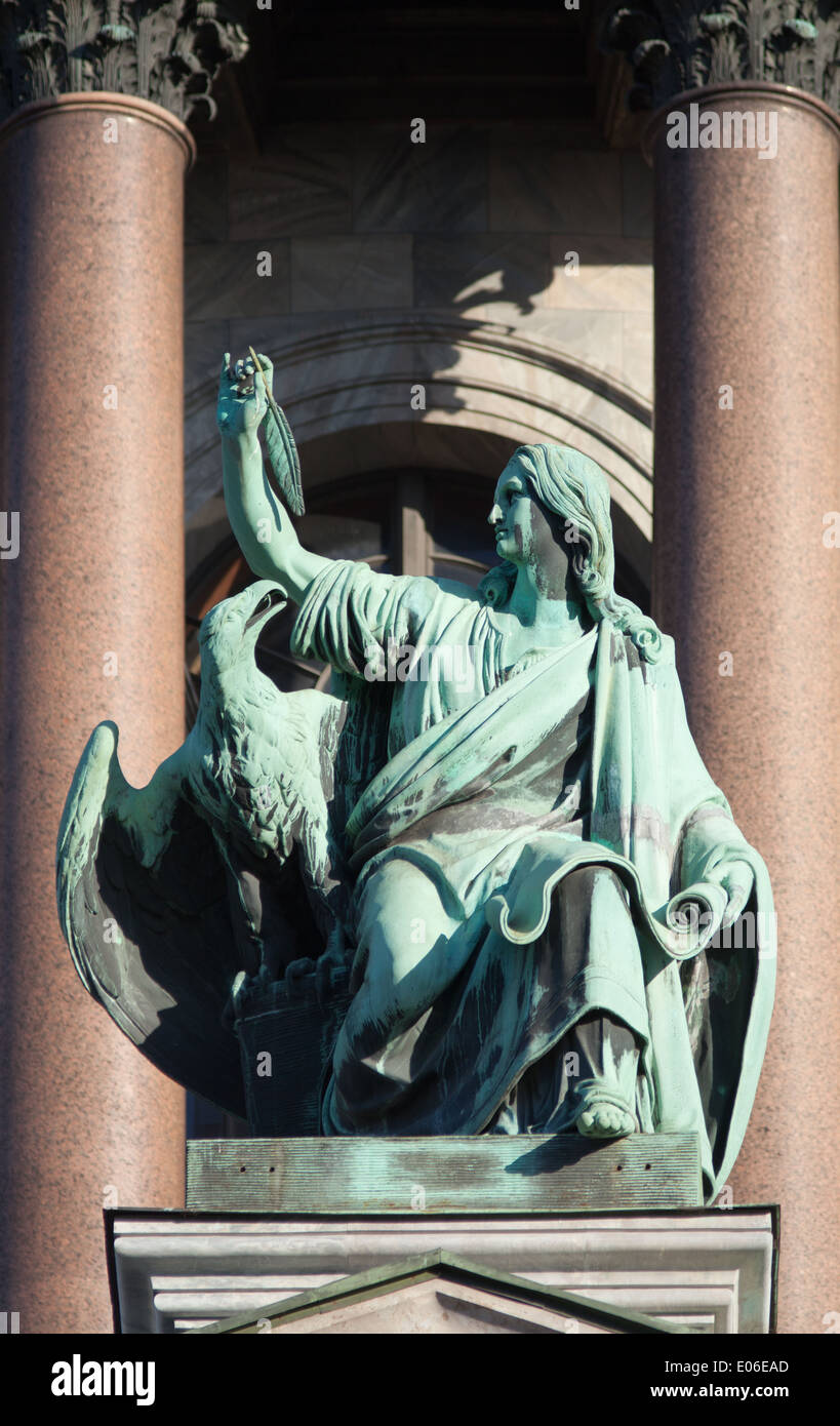 Scultura di Evangelista Giovanni con un'aquila, sulla cattedrale di Isacco, San Pietroburgo, Russia Foto Stock