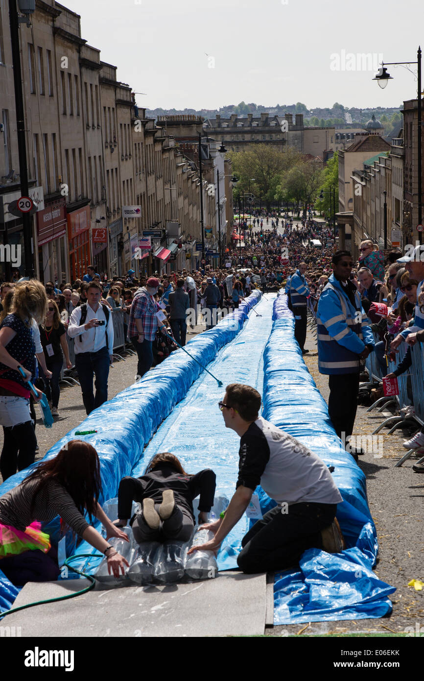 Bristol, Regno Unito. 04 Maggio, 2014. Vista dalla parte superiore della diapositiva come una donna si prepara per la sua discesa Credito: Rob Hawkins/Alamy Live News Foto Stock