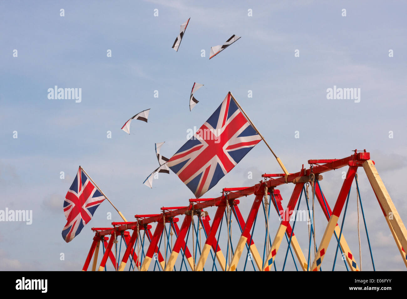 Weymouth, Regno Unito. 04th maggio, 2014. I visitatori si riuniscono per guardare la varietà di aquiloni colorati ballare con la musica nel cielo al Weymouth Kite Festival - aquiloni che volano sopra le bandiere di Union Jack sulle altalene altalene altalena altalena. Credit: Carolyn Jenkins/Alamy Live News Foto Stock