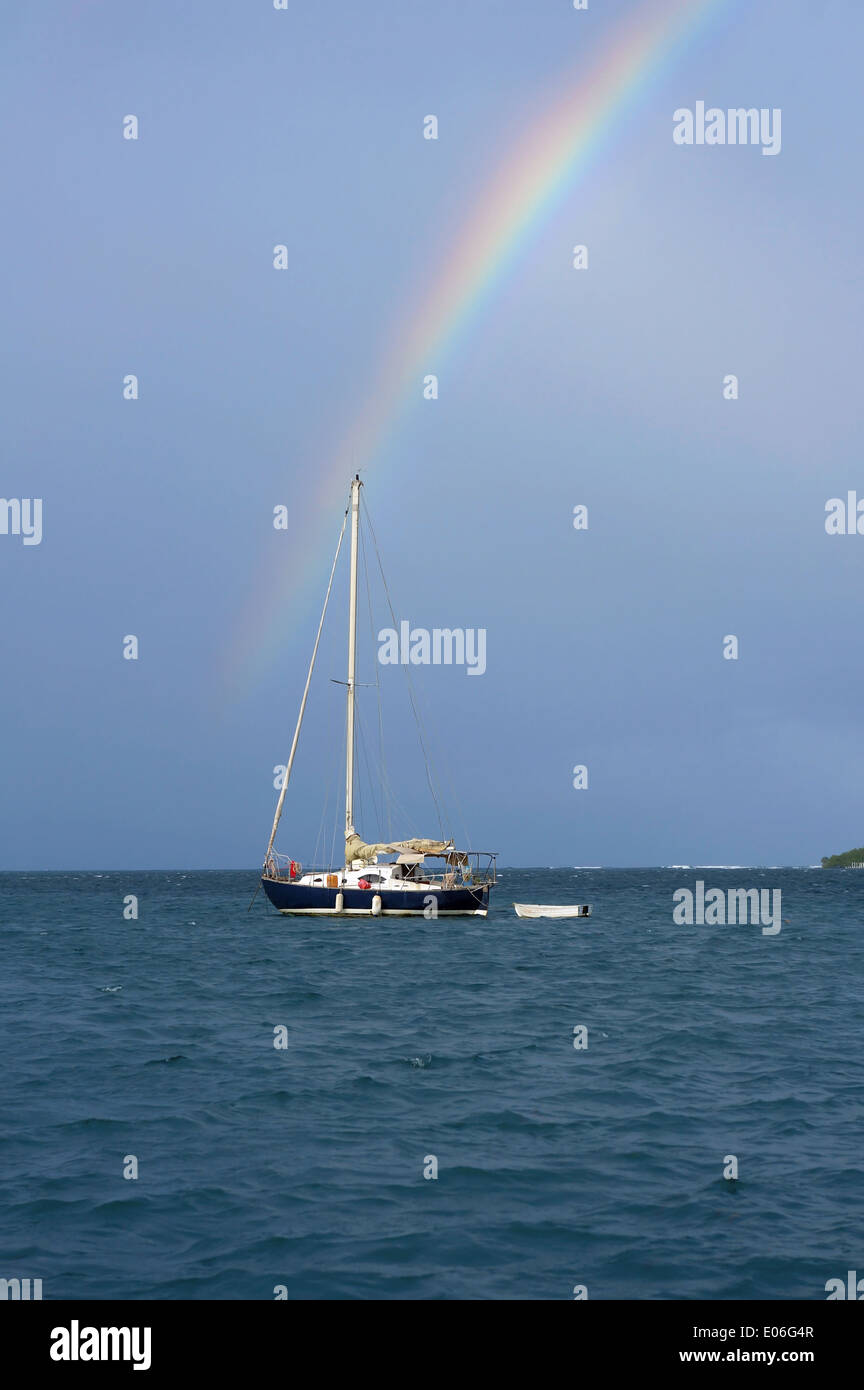 Fine di un arcobaleno su una barca a vela, scenario naturale, Caraibi, Panama Foto Stock
