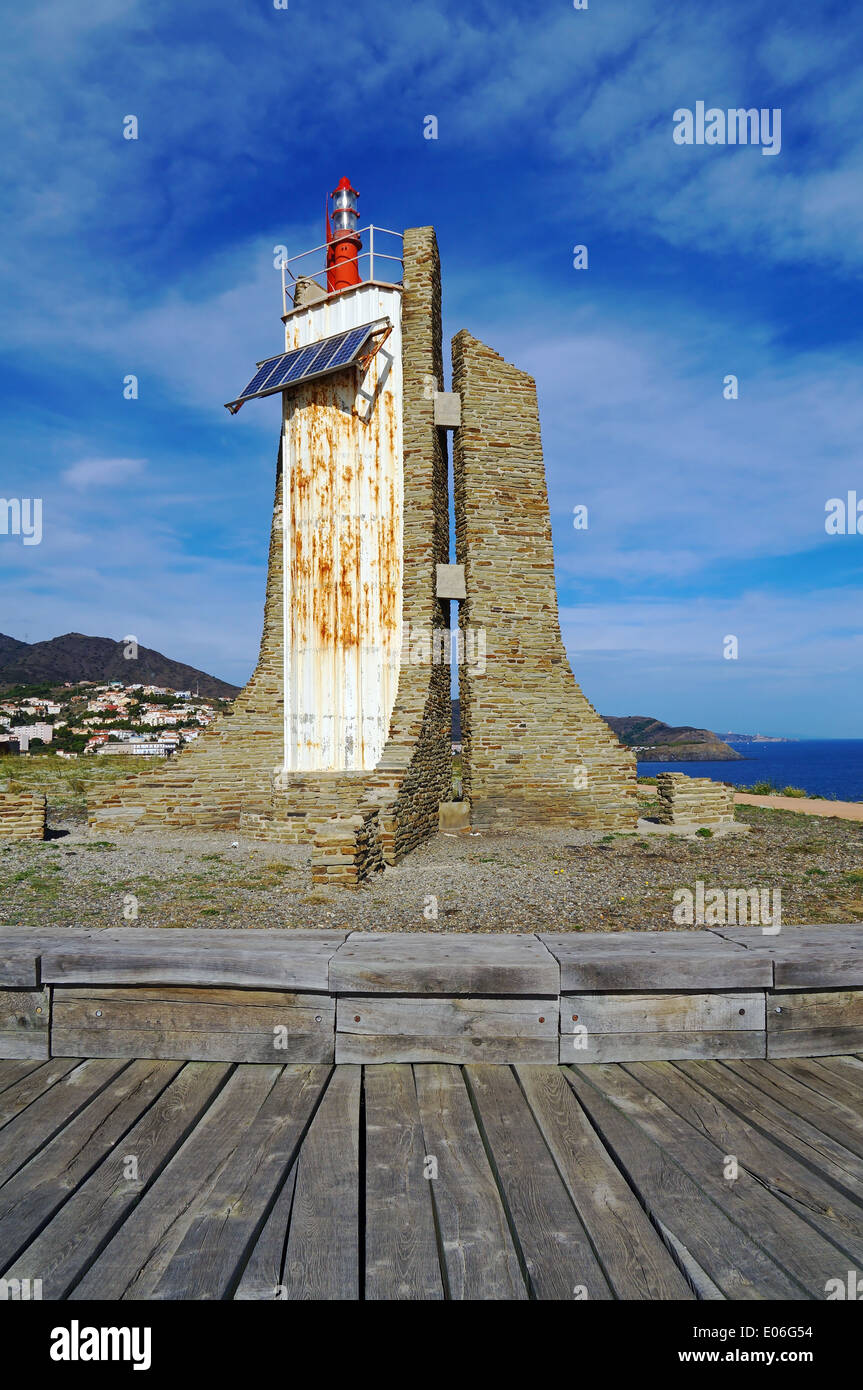 Faro alimentato da pannelli solari sul cappuccio Cerbere alla frontiera tra la Spagna e la Francia, Mediterranea Foto Stock