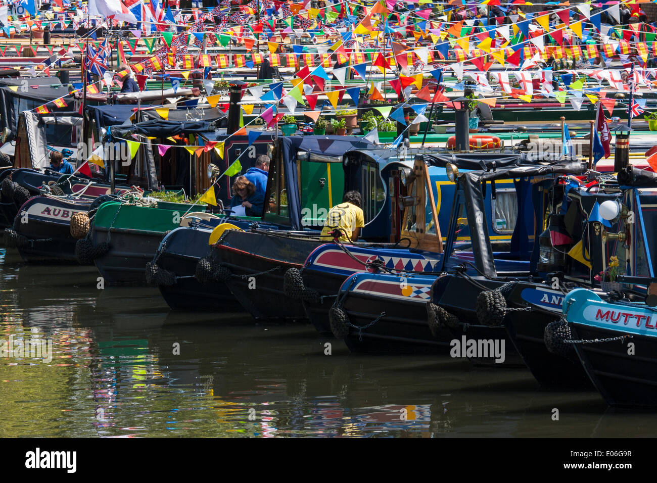 Londra, Regno Unito. Il 4 maggio, 2014. Bunting e il dipinto luminosamente narrowboats presenta un atmosfera di carnevale in piccola Venezia durante il giorno di maggio weekend festivo Canalway del carnevale. Credito: Paolo Davey/Alamy Live News Foto Stock