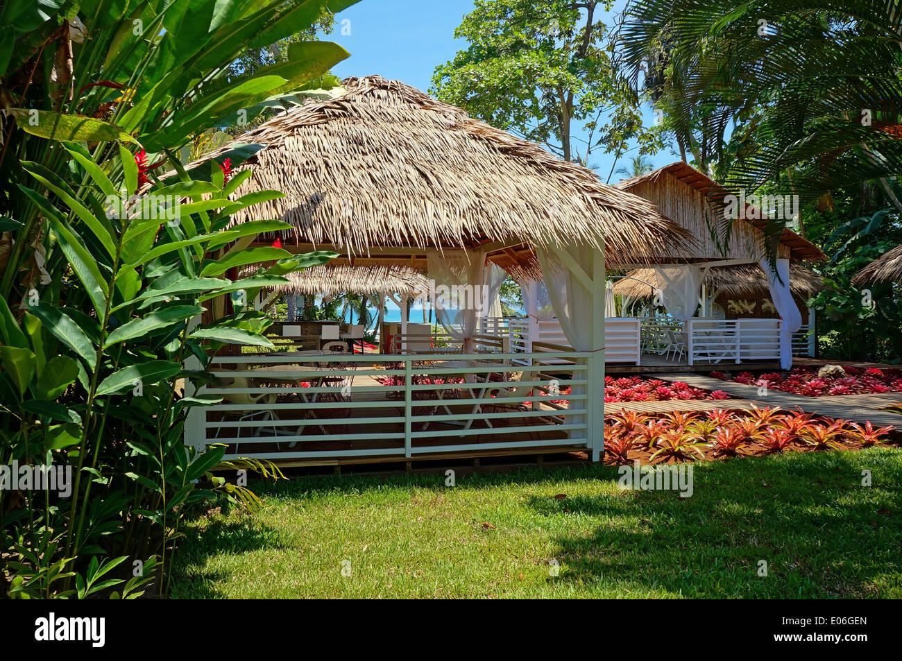 Ristorante tropicale con tetto di paglia e piante colorate, Caraibi, Puerto Viejo de Talamanca, Costa Rica Foto Stock
