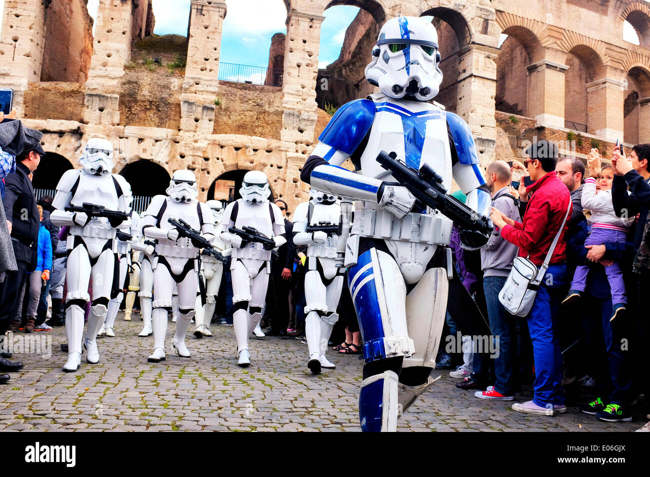 Roma, Italia 4 maggio 2014 fan di Star Wars celebrare il 4 maggio (maggio la forza) davanti al Colosseo Credito: Fabrizio Troiani/Alamy Live News Foto Stock
