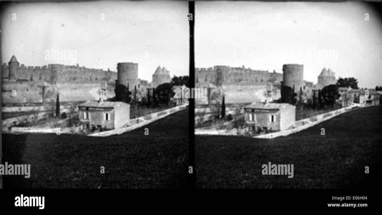 Una fotografia delle mura fortificate (remparts) di Carcassonne, che mostra l'architettura medievale e la struttura difensiva della città. Foto Stock