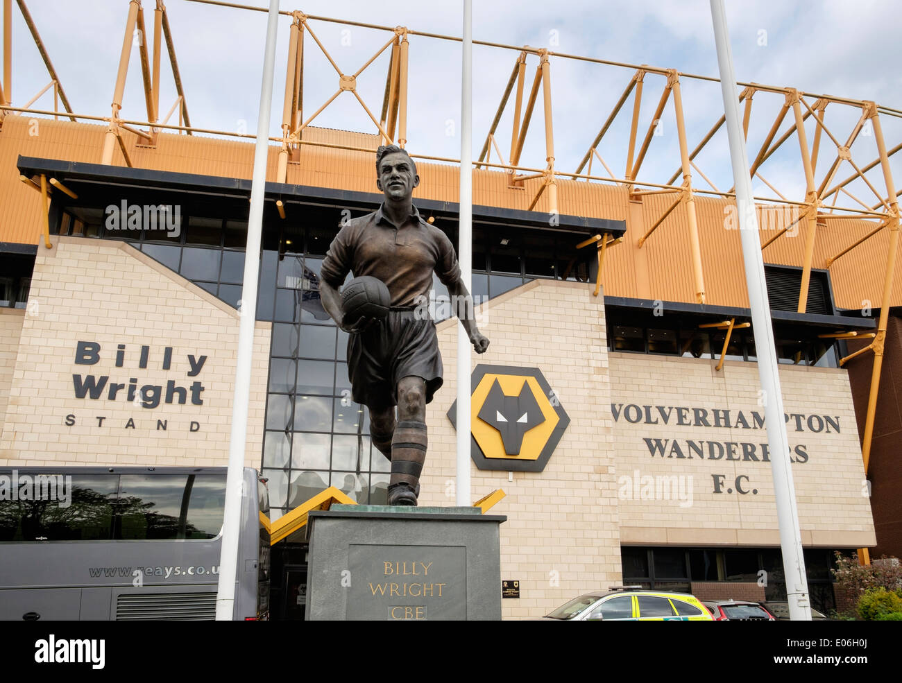 Il Billy Wright statua al di fuori di alzarsi e di entrata anteriore al Molineux Stadium per Wolverhampton Wanderers Football Club di massa. Inghilterra, Regno Unito Foto Stock