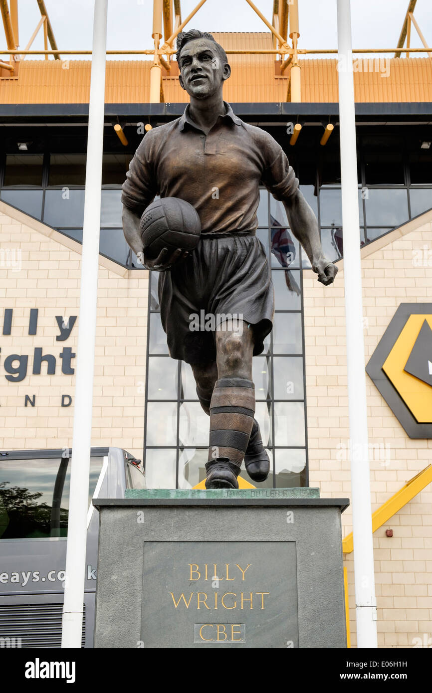 Billy Wright statua al di fuori di Wolverhampton Wanderers o lupi football club massa Molineux Stadium Wolverhampton West Midlands England Regno Unito Foto Stock
