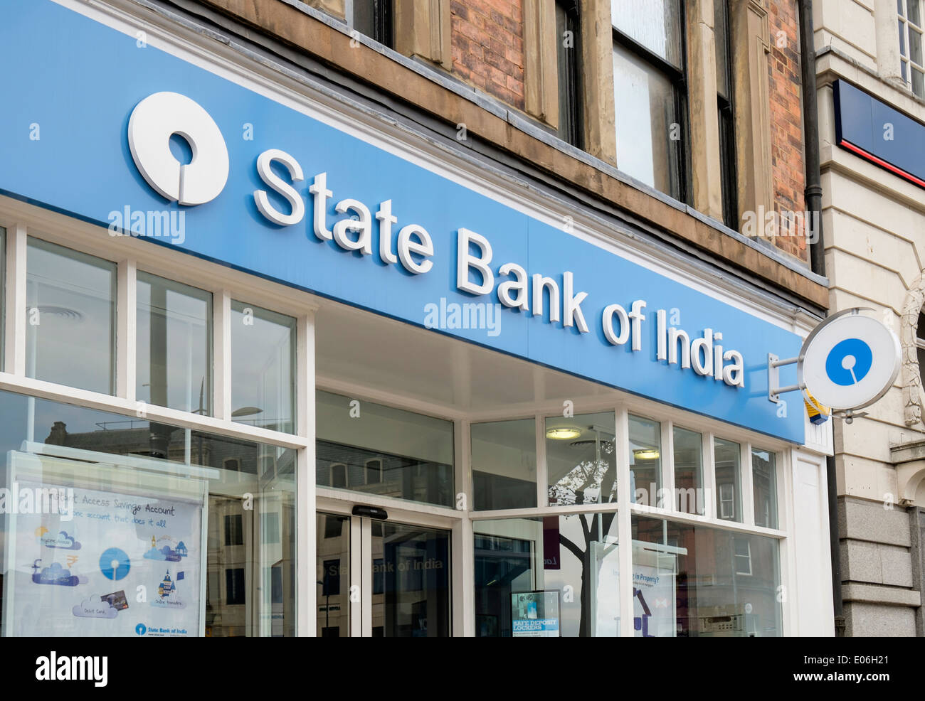 Banca dello stato dell India segno sopra la filiale locale per la grande popolazione di asiatici in Wolverhampton, West Midlands, England, Regno Unito Foto Stock