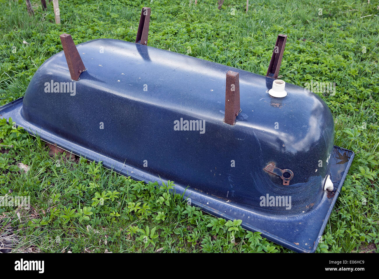 Junk vasca da bagno il lato giù nella regione Valkas Lettonia Foto Stock