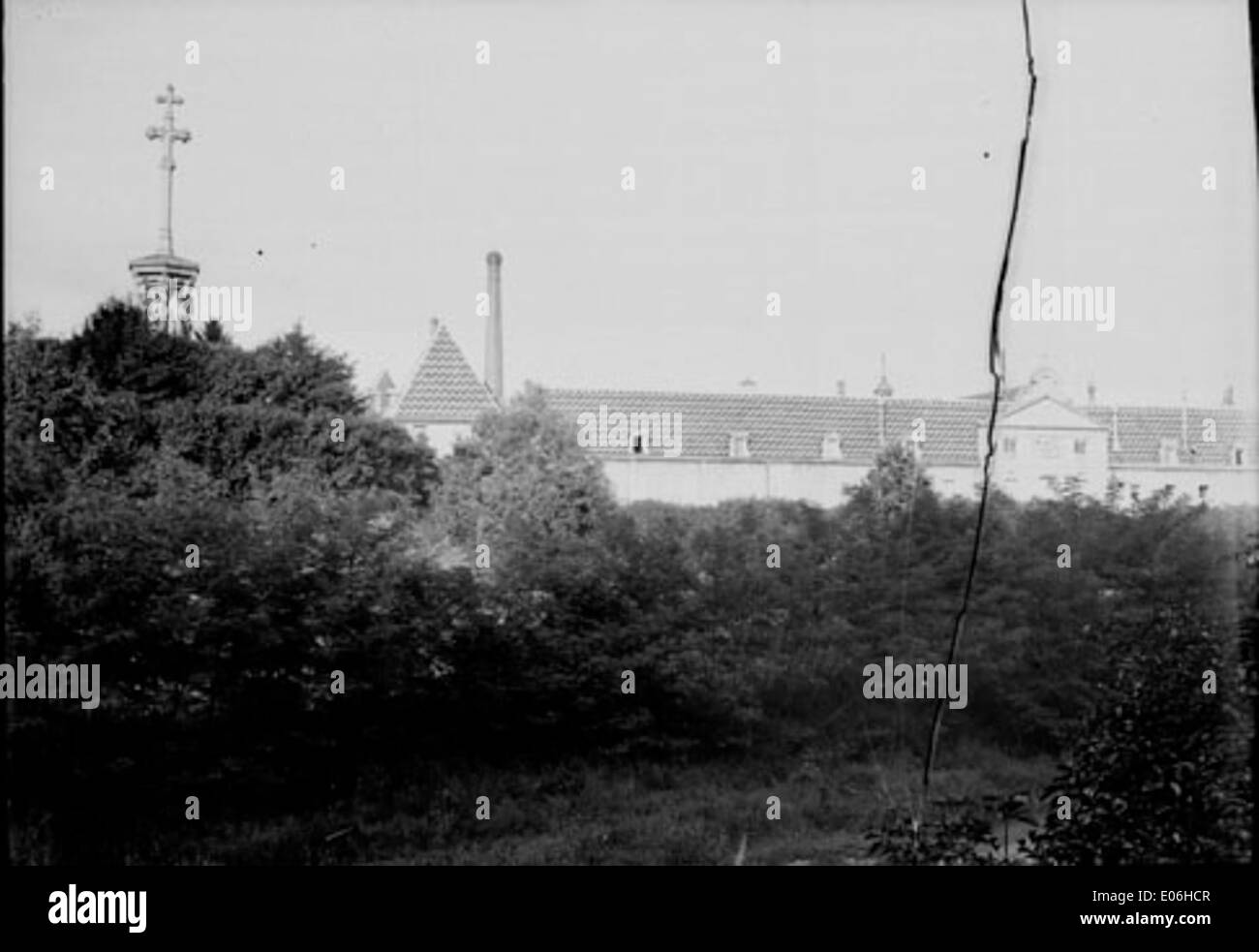 Una fotografia in bianco e nero dell'ospedale di Digione, che mostra il design architettonico e il significato storico dell'edificio nella città francese. Foto Stock