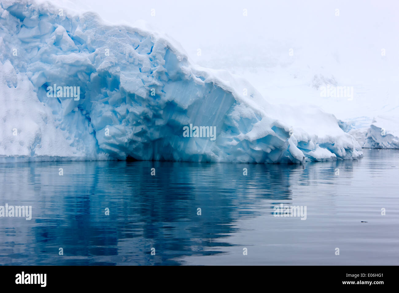 Coperta di neve blue ice shelf di cadere in mare a Fournier Bay Antartide Foto Stock