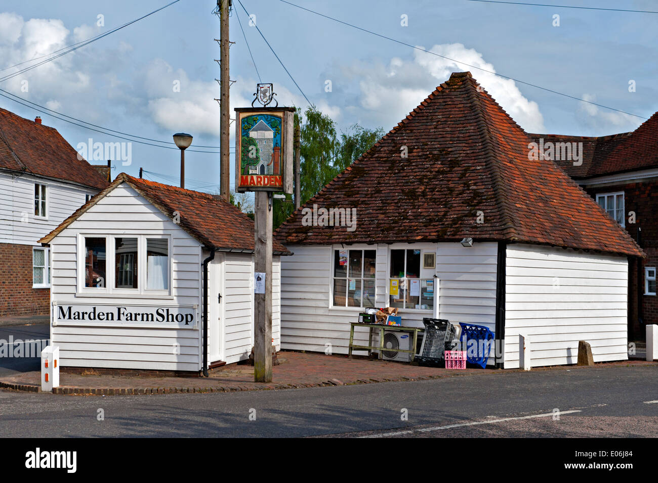 Marden farm shop e segno di villaggio Kentish village Foto Stock