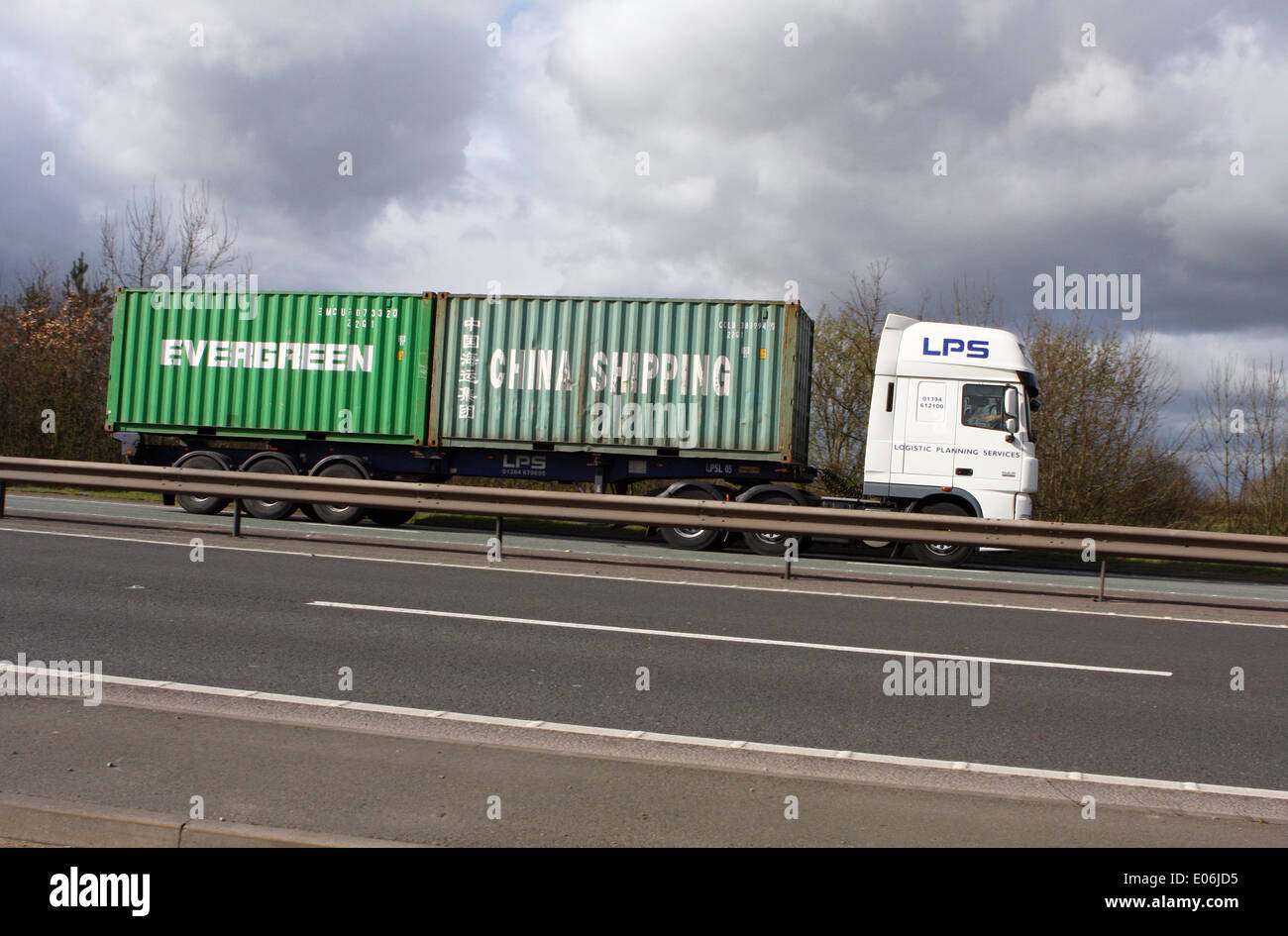 Un LPS carrello trasporta i contenitori di spedizione lungo la A46 a doppia carreggiata in Leicestershire, Inghilterra Foto Stock