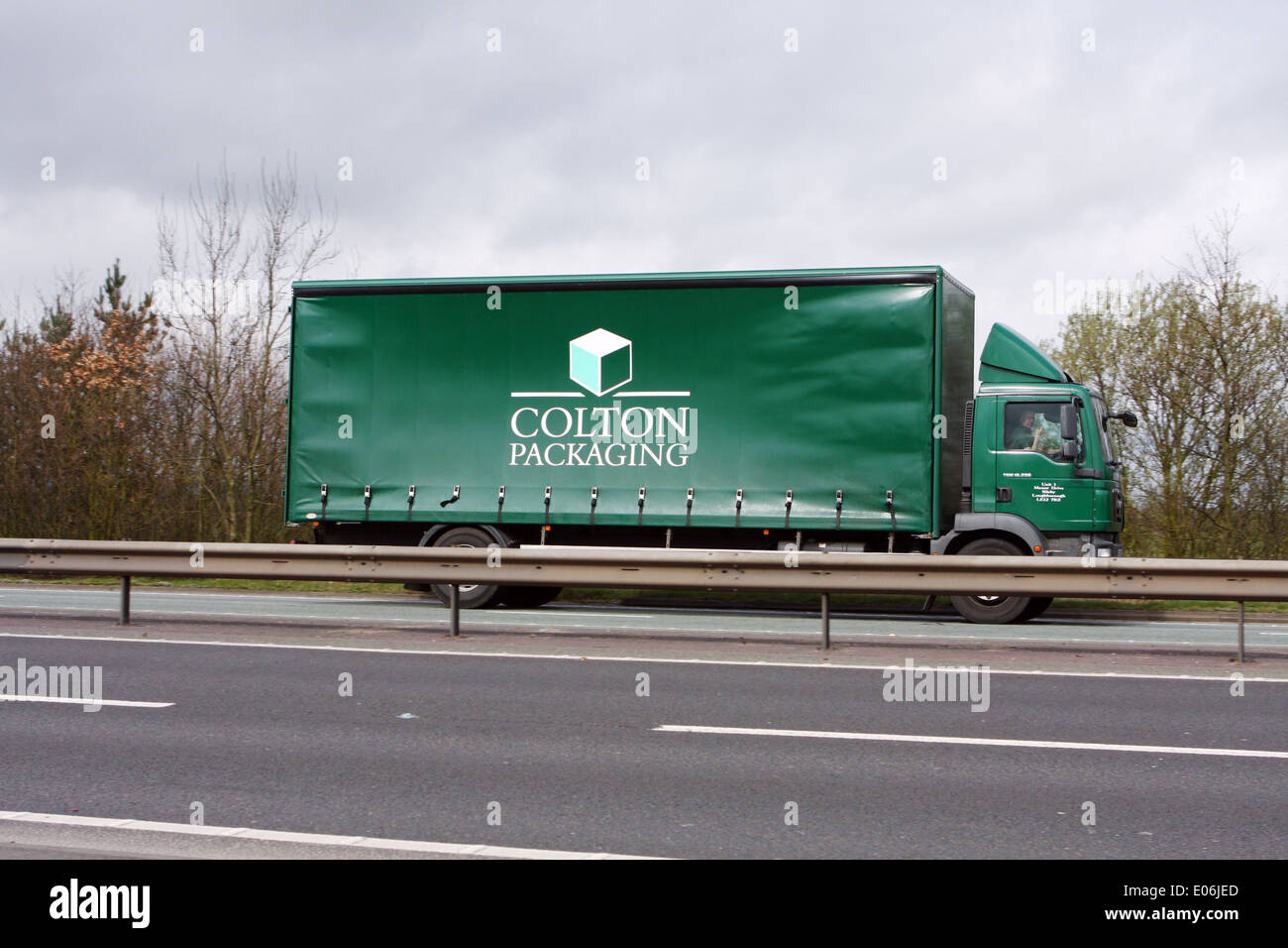 Un Colton il confezionamento di carrello che viaggia lungo la A12 a doppia carreggiata in Essex, Inghilterra Foto Stock