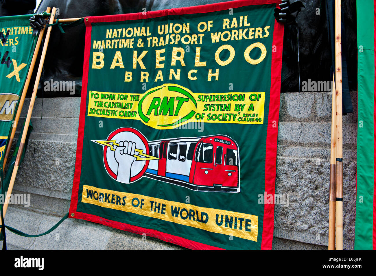 Scambi di banner unione visto in un Mayday Rally a Londra Foto Stock