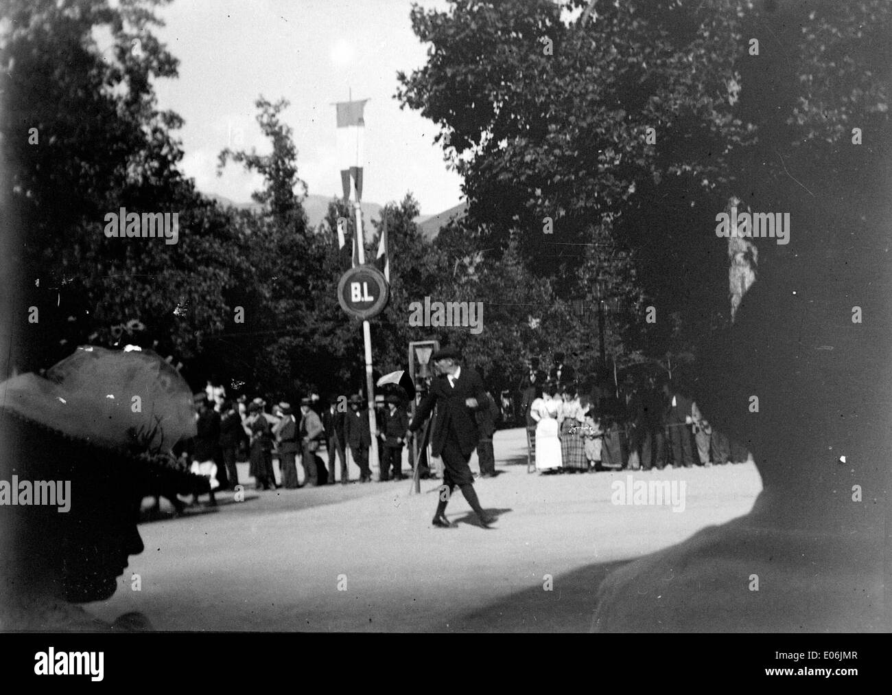 Una fotografia che mostra una corsa di biciclette a Luchon, probabilmente a settembre, alla fine del XIX secolo, che cattura i ciclisti in azione su una strada rurale. Foto Stock