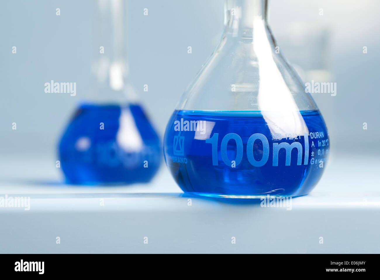 100ml matraccio tarato con una soluzione di blu in Foto Stock