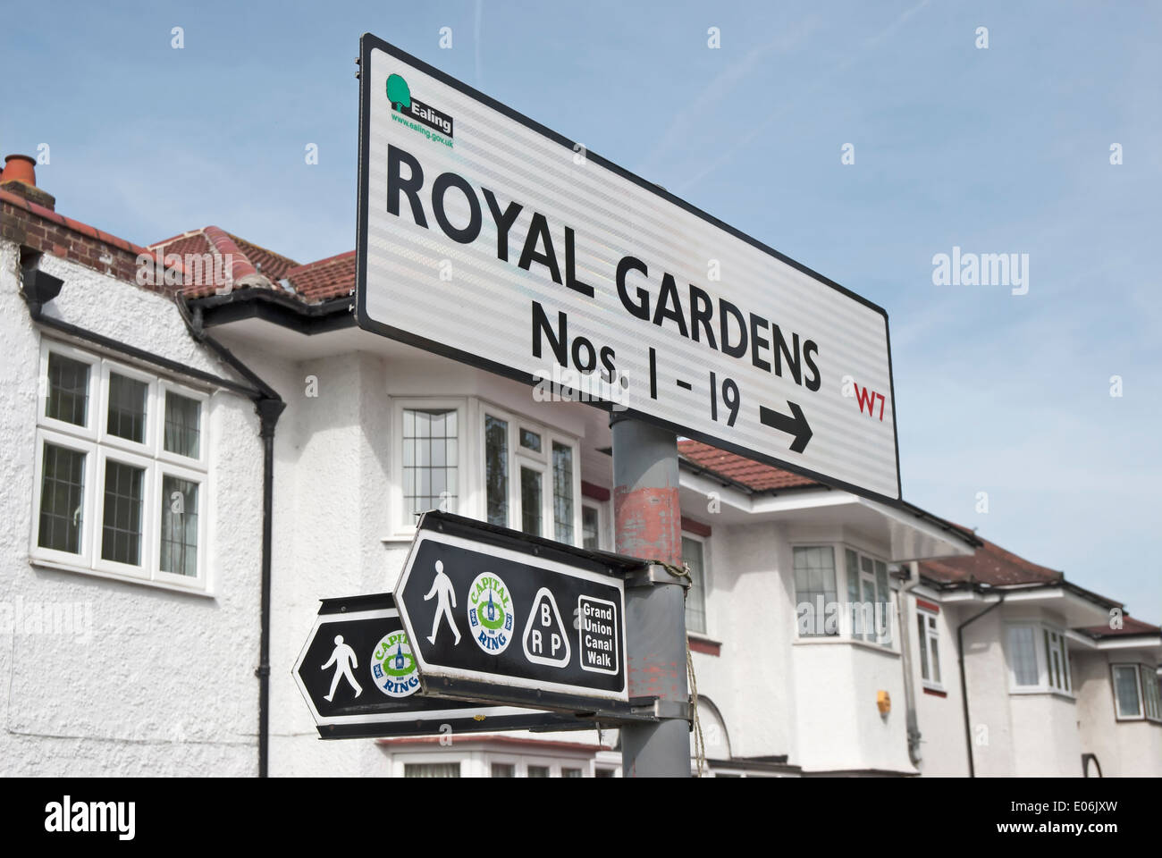 Il nome della strada segno per Royal Gardens, adiacente a case a schiera e un segno per la capitale anello, ealing, a ovest di Londra - Inghilterra Foto Stock
