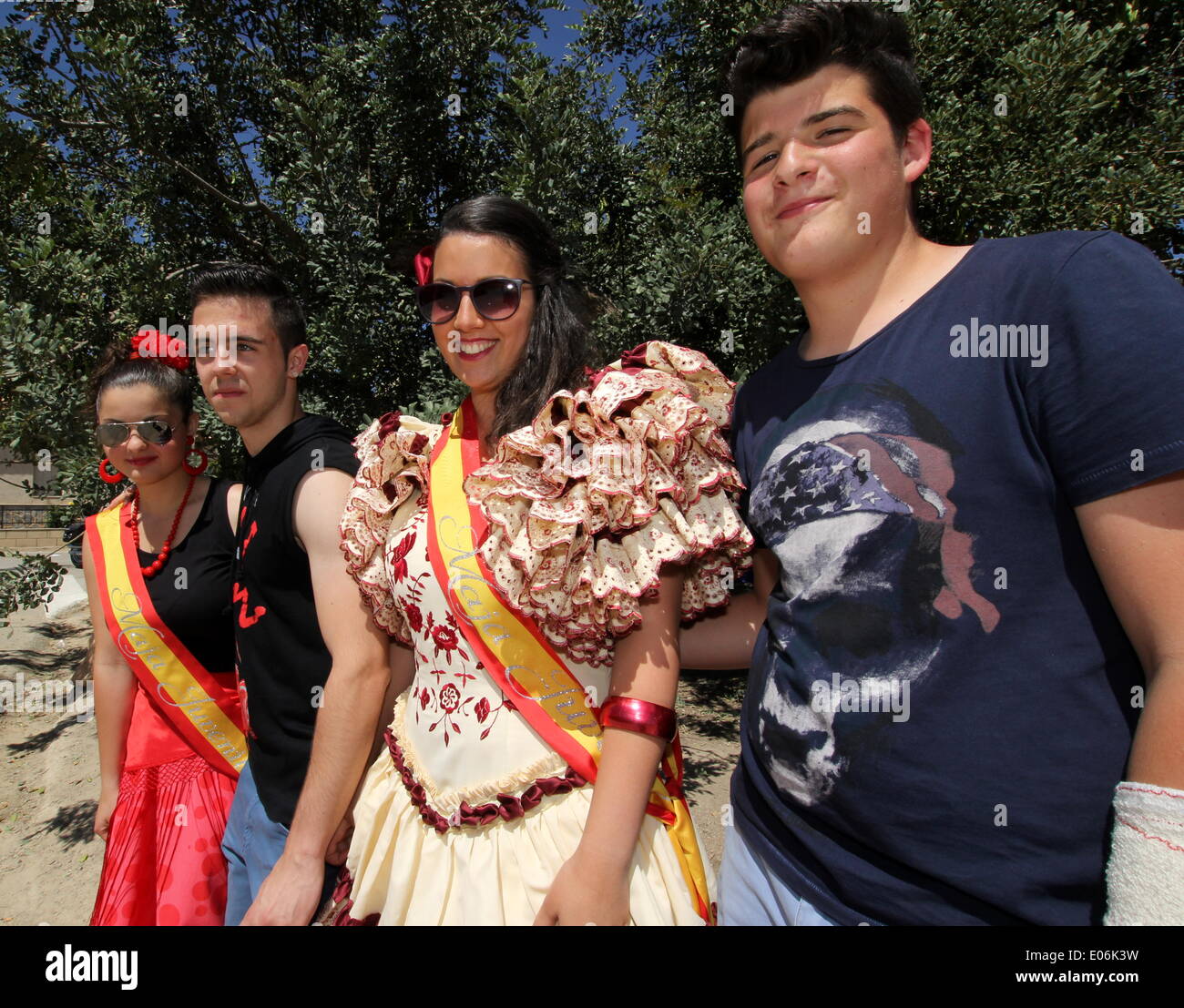 La Murta Fiesta, La Murta, Murcia, Spagna. Il 4 maggio, 2014. Ai piedi della Sierra de Carrascoy montagne si trova il villaggio di La Murta e oggi alcuni abitanti di un villaggio di 250 molti vestiti in stile tradizionale hanno celebrato la loro settimana di fiesta con un gigante di paella e tradizionale canto spagnolo, chitarra e balli dal Coro Rociero de Totana. La festa da giovani e anziani continuerà anche durante la notte. Credito: Tony Henshaw/Alamy Live News Foto Stock