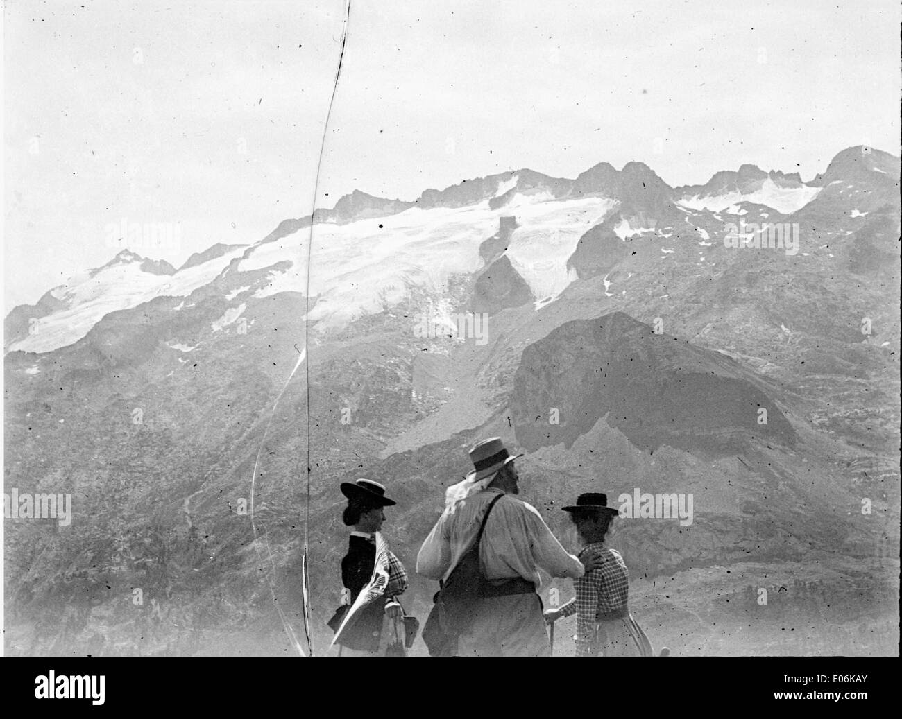 Una fotografia scattata nel settembre 1899 con il signor Carpentier e due donne ai piedi del monte Maladetta. Questa immagine mette in risalto la cultura alpinistica dell'epoca. Foto Stock