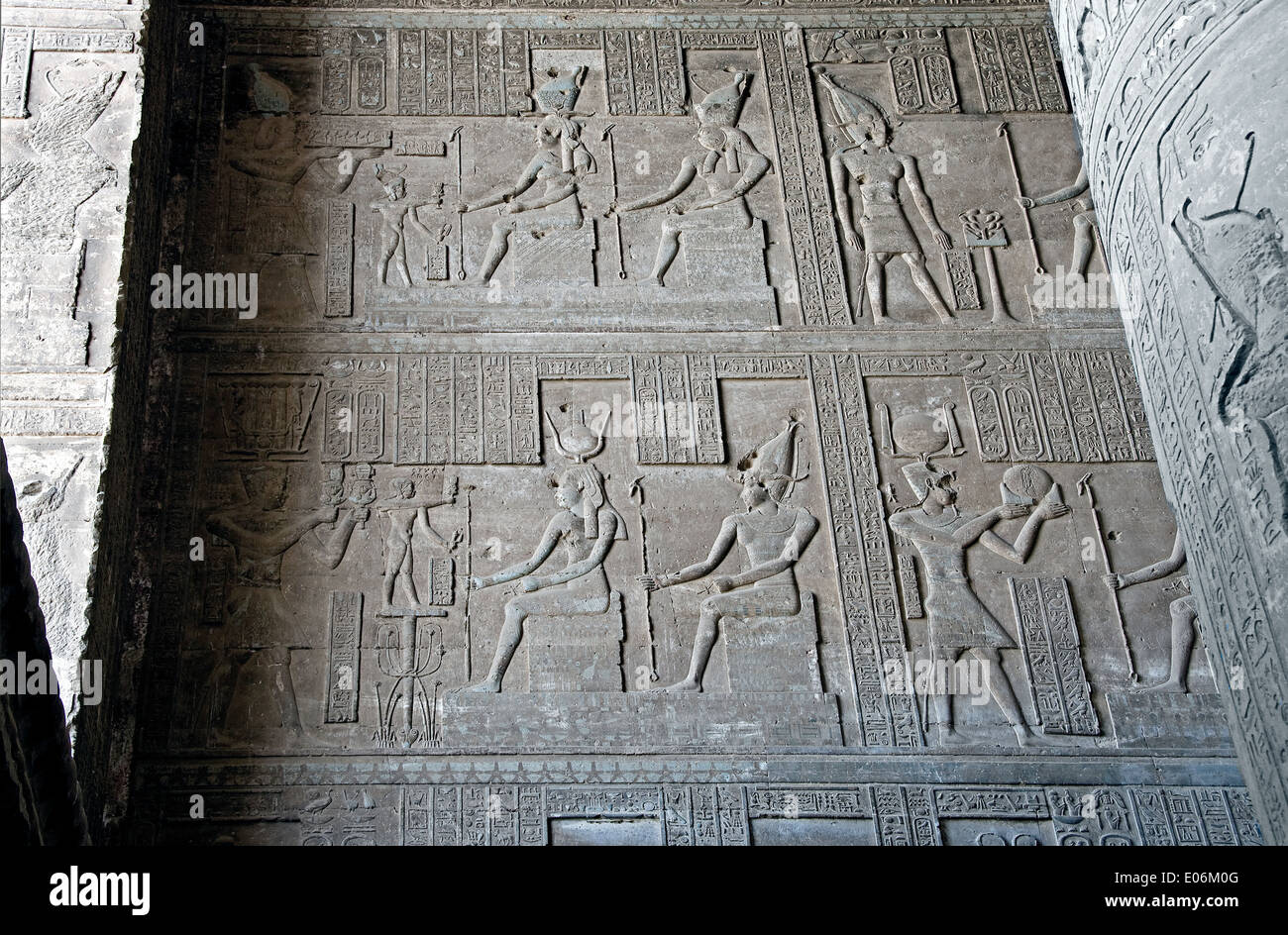 L'Egitto,Dendera,tempio tolemaico della dea Hathor.Vista su un muro con intagli Foto Stock