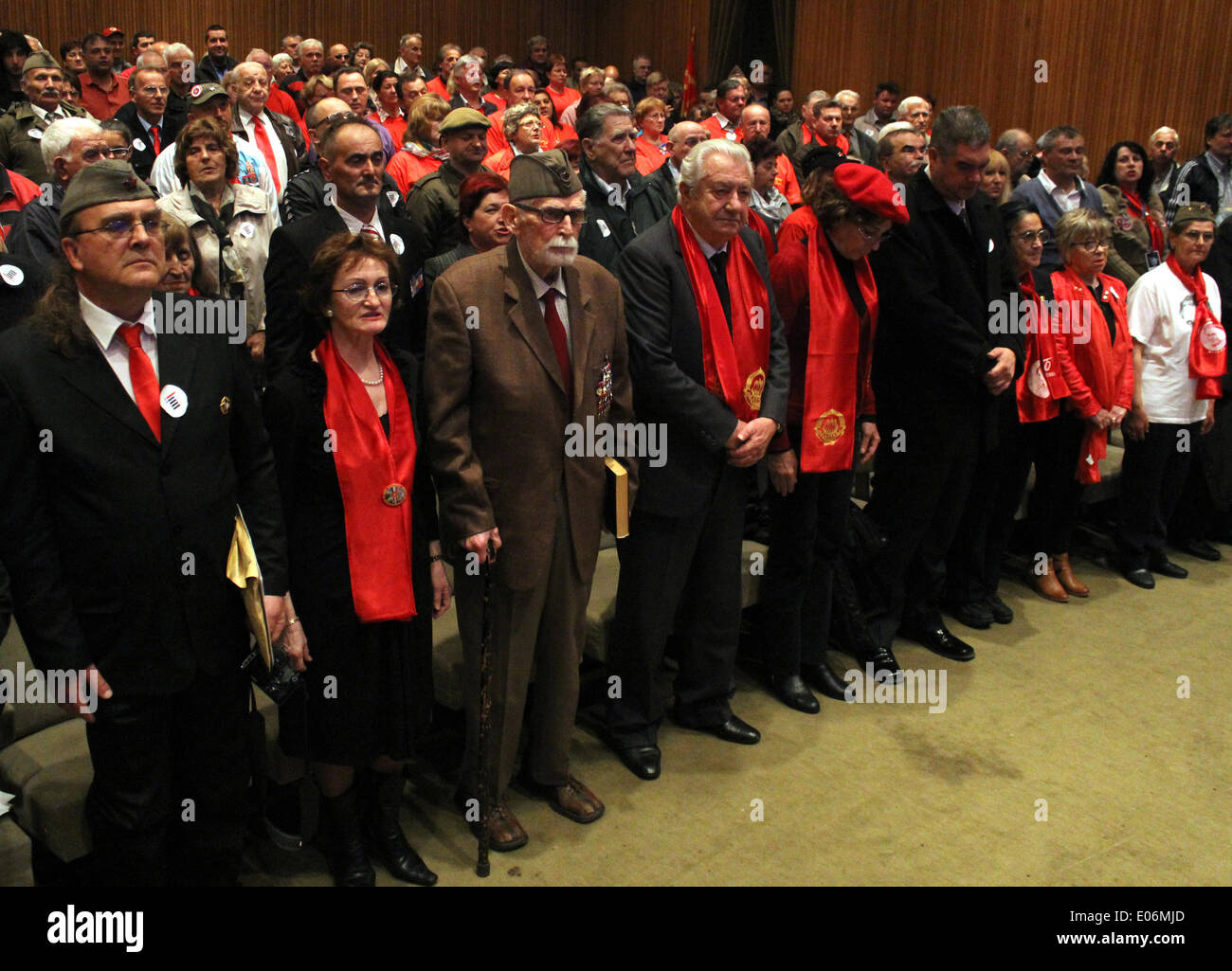 A Belgrado, in Serbia. Il 4 maggio, 2014. Diverse centinaia di persone provenienti da sei ex repubbliche iugoslave si alzò in piedi durante gli inni nazionali di una cerimonia segna il trentaquattresimo anniversario della morte del presidente a vita della Repubblica Socialista Federale di Jugoslavia Josip Broz Tito presso il Museo di Storia della Jugoslavia di Belgrado, in Serbia, 4 maggio 2014. Credito: Nemanja Cabric/Xinhua/Alamy Live News Foto Stock